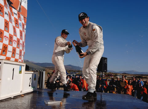Anselmo en lo más alto del podio de Santa Cilia con su compañero y ganador del Campeonato Juan Velarde. 